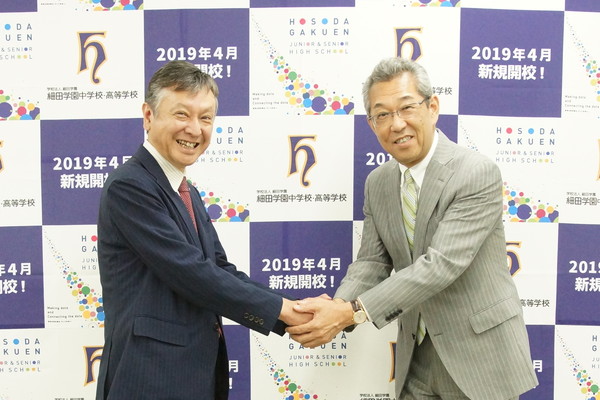 新井健志校長先生と弊社社長 柏原哲郎の写真